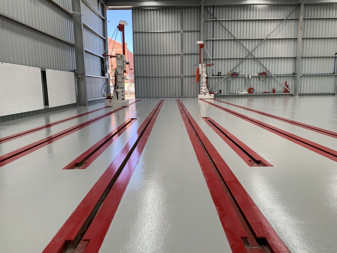 Mikutta workshop completed epoxy floor with inspection pit rails — view 3